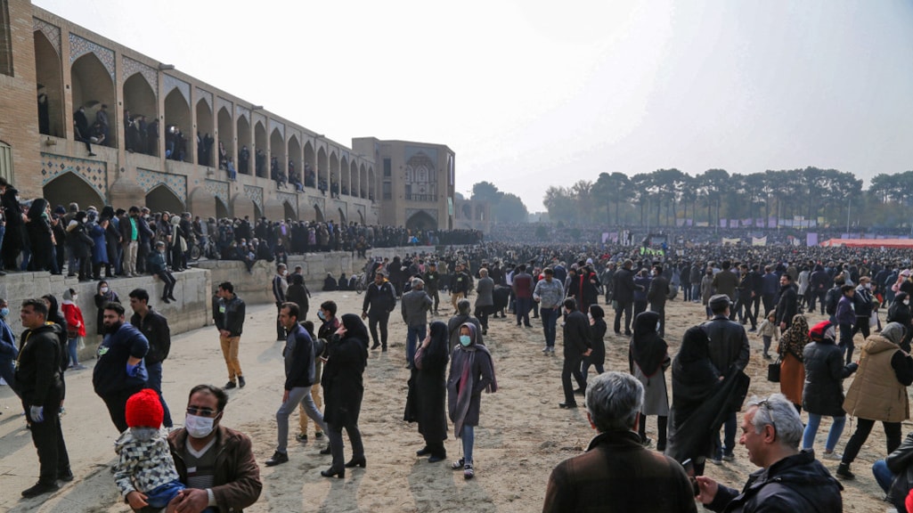 Een waterprotest in 2021 in de Iraanse stad Isfahan, in een rivierbedding die compleet droog is komen te staan.