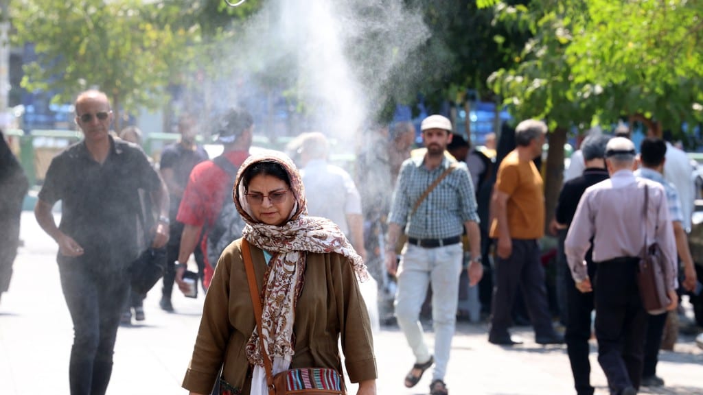 Tijdens de huidige hittegolf is er op straat in Teheran ook een waterverstuiver voor wat verkoeling.