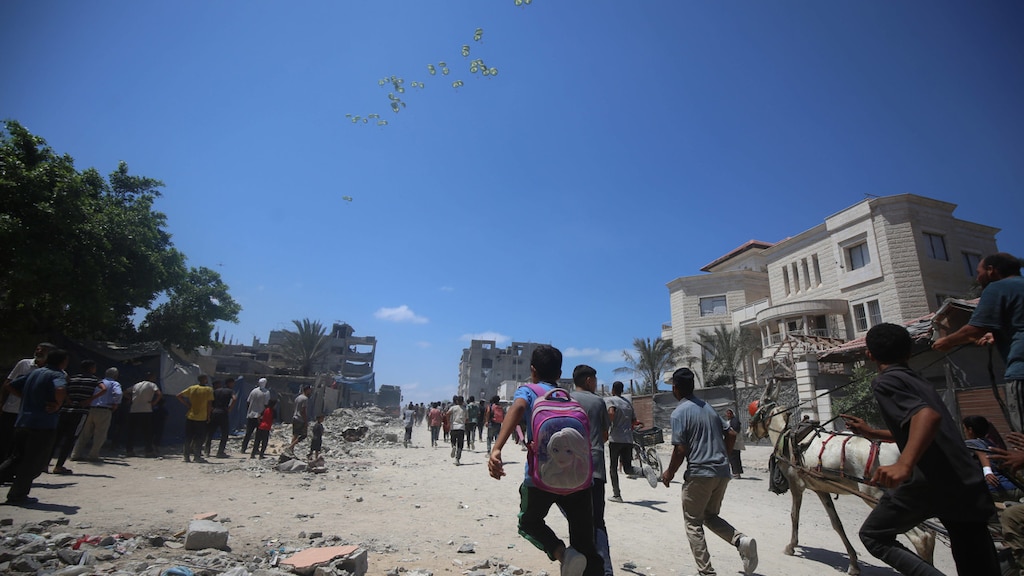 Kind omgekomen bij voedseldropping in Gaza, wilde pakket bemachtigen