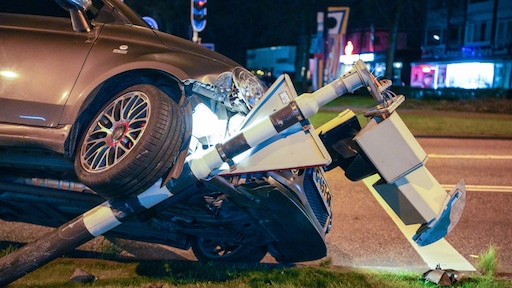 Werknemer rijdt drie auto's in de prak, eist desondanks ontslagpremies