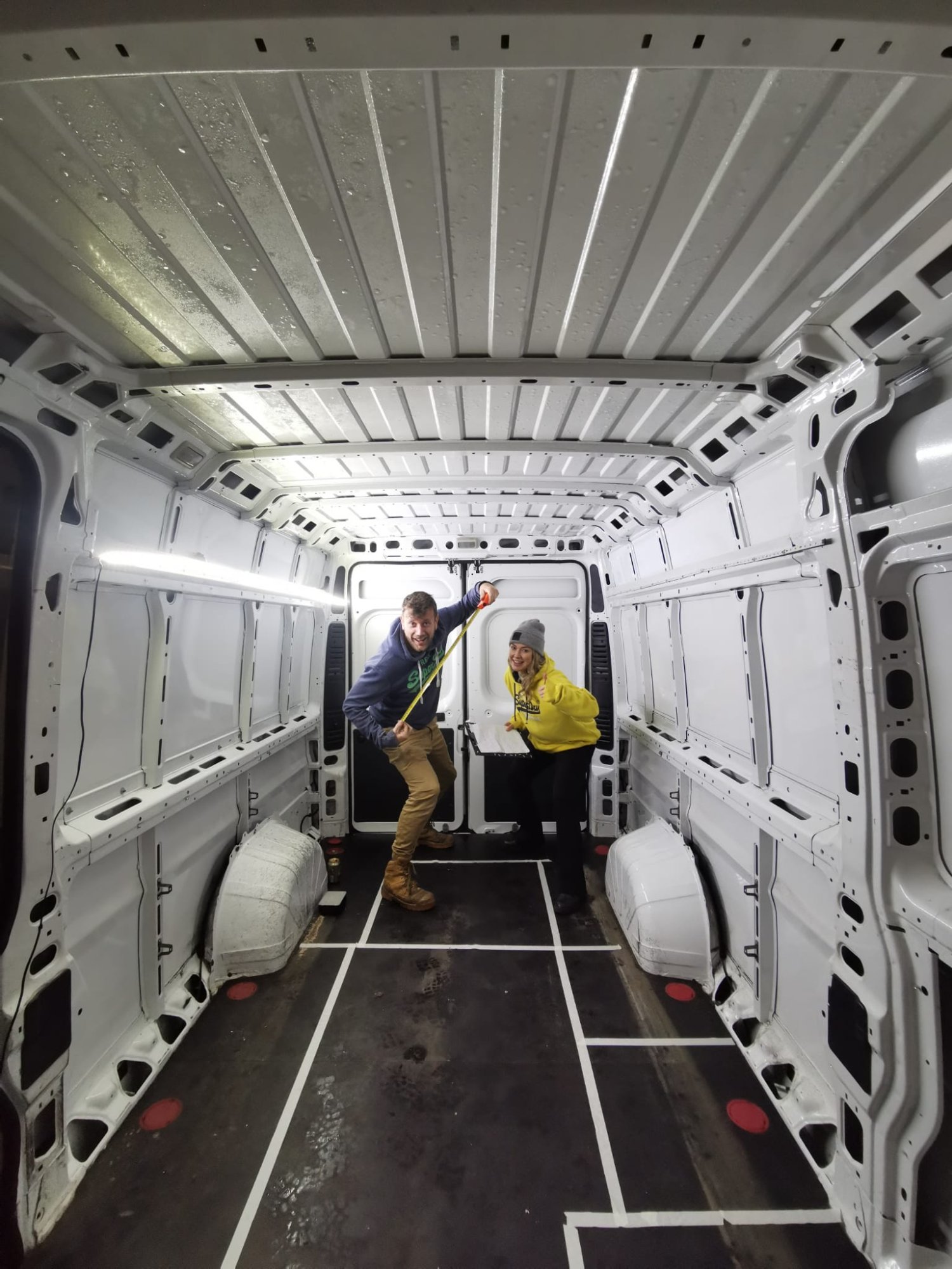 Nick en Wendy aan de klus in de bestelbus.