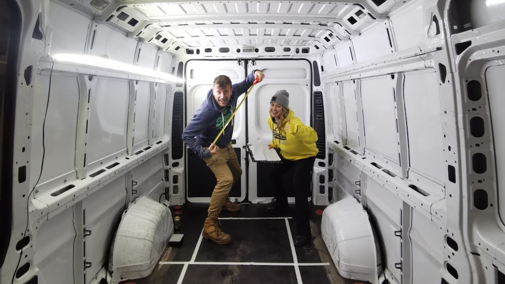 Nick en Wendy aan de klus in de bestelbus.