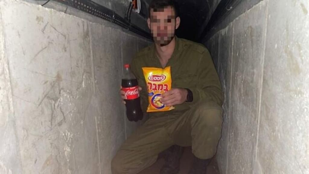 Een Israëlische soldaat met een fles Coca-Cola