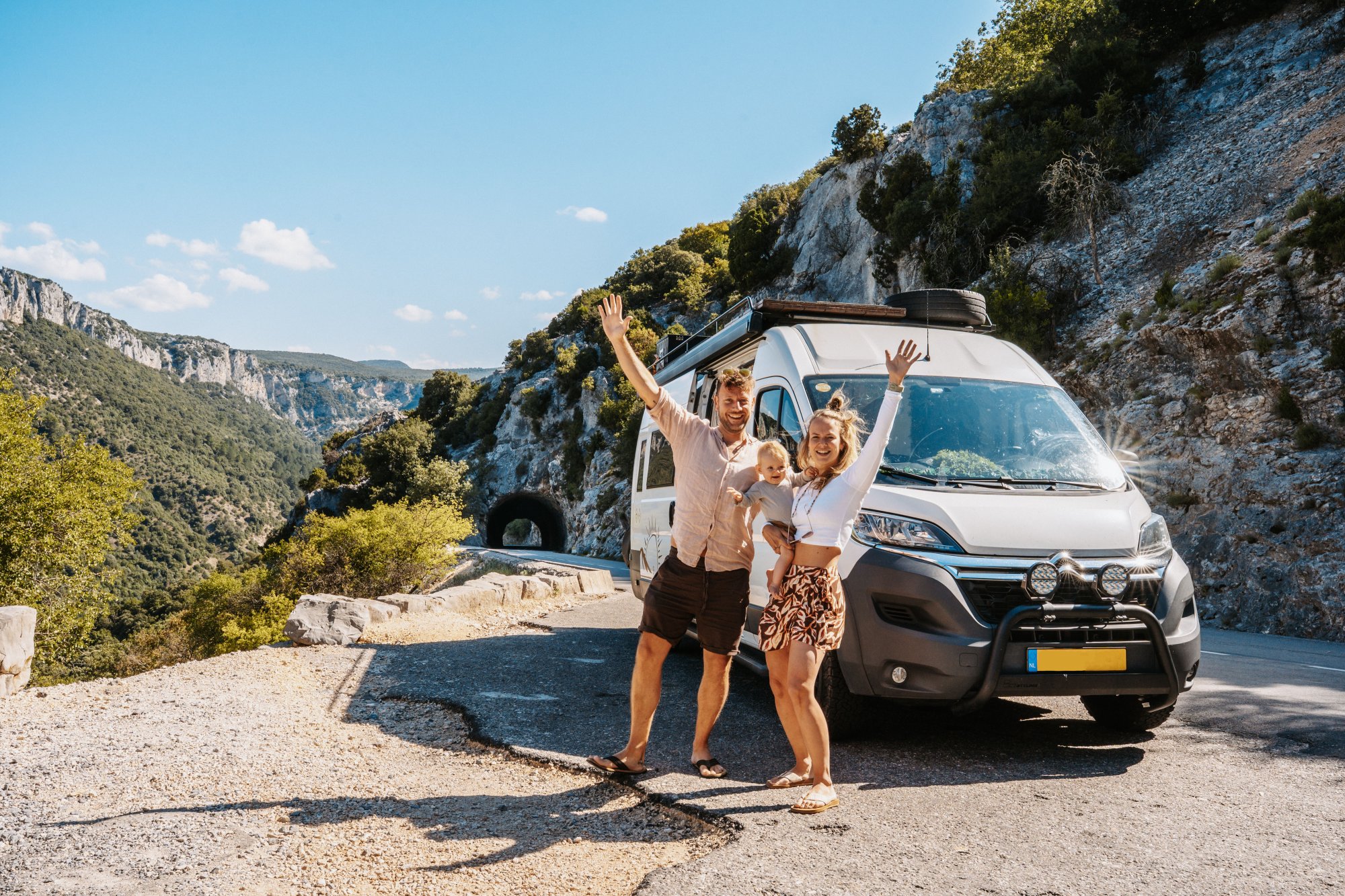 Wendy en Nick reizen in stijl in verbouwde bestelbus: 'Luxer geworden dan gepland'