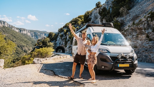 Wendy en Nick reizen in stijl in verbouwde bestelbus: 'Luxer geworden dan gepland'