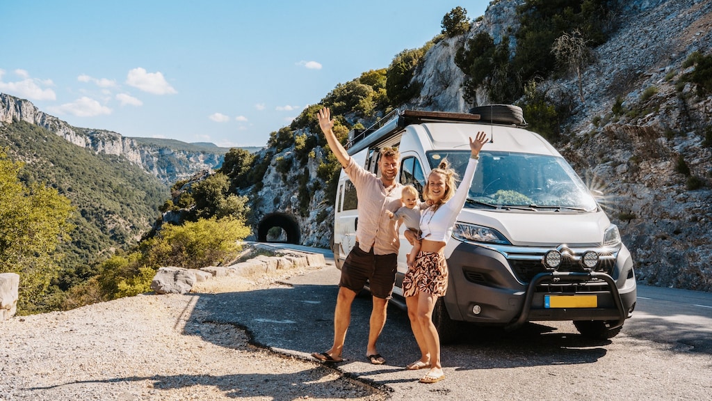 Wendy en Nick reizen in stijl in verbouwde bestelbus: 'Luxer geworden dan gepland'