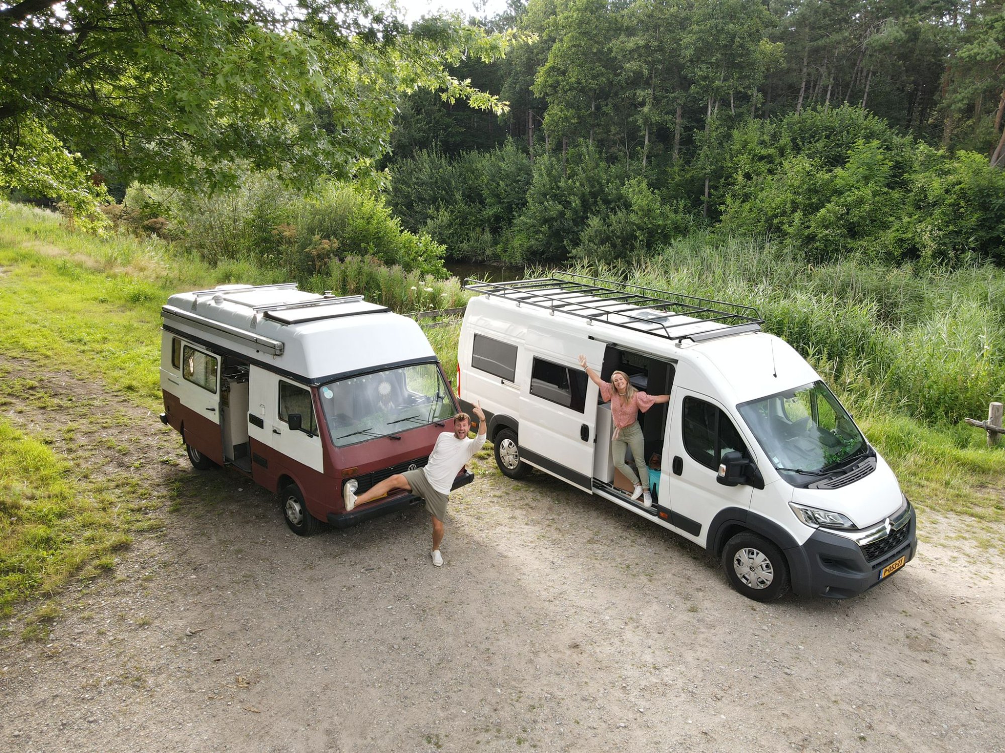 Links: de oude Volkswagencamper van Nick. Rechts: de nieuwe bestelbus.