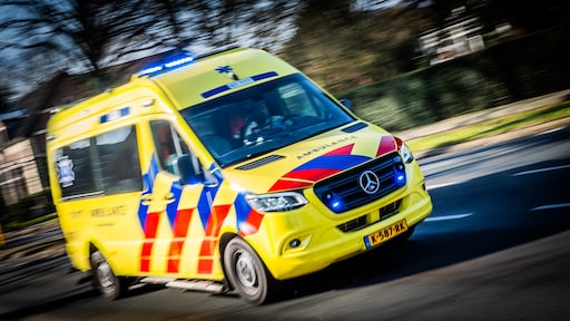 Nepambulance bij Sneekweek, wilden onwel geworden vrouw meenemen