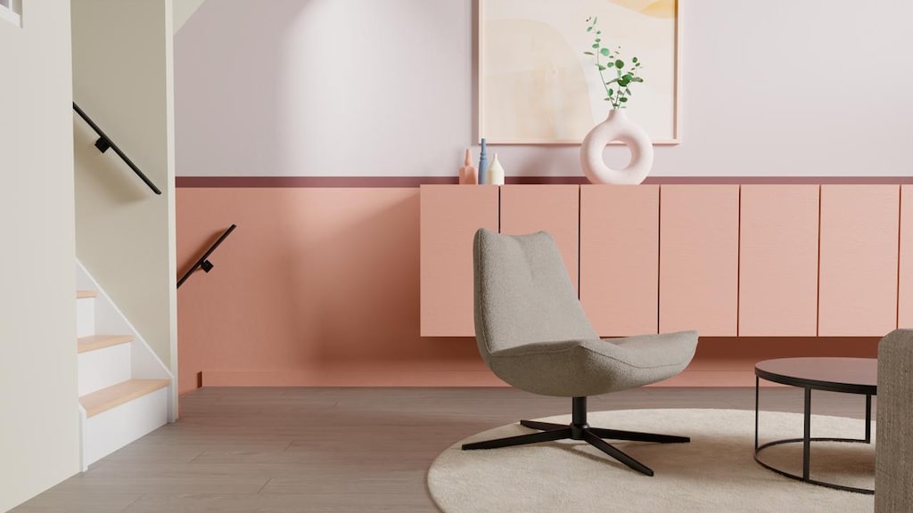 Een perzikkleurige muur met plinten in dezelfde kleur.