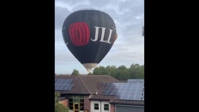 Bam: luchtballon vliegt tegen basisschool in Bristol aan