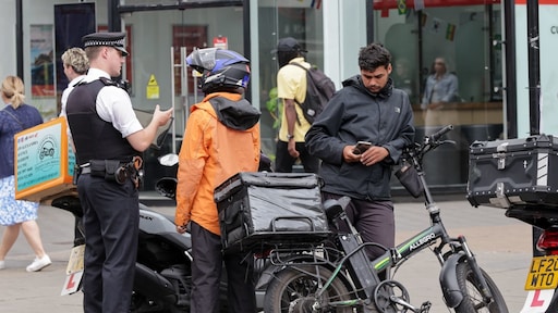 Britse autoriteiten houden maaltijdbezorgers aan, op zoek naar illegale arbeid