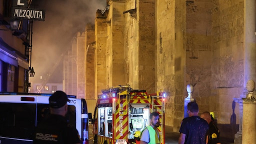 Brand in wereldberoemde Mezquita-kathedraal Spanje, monument gered
