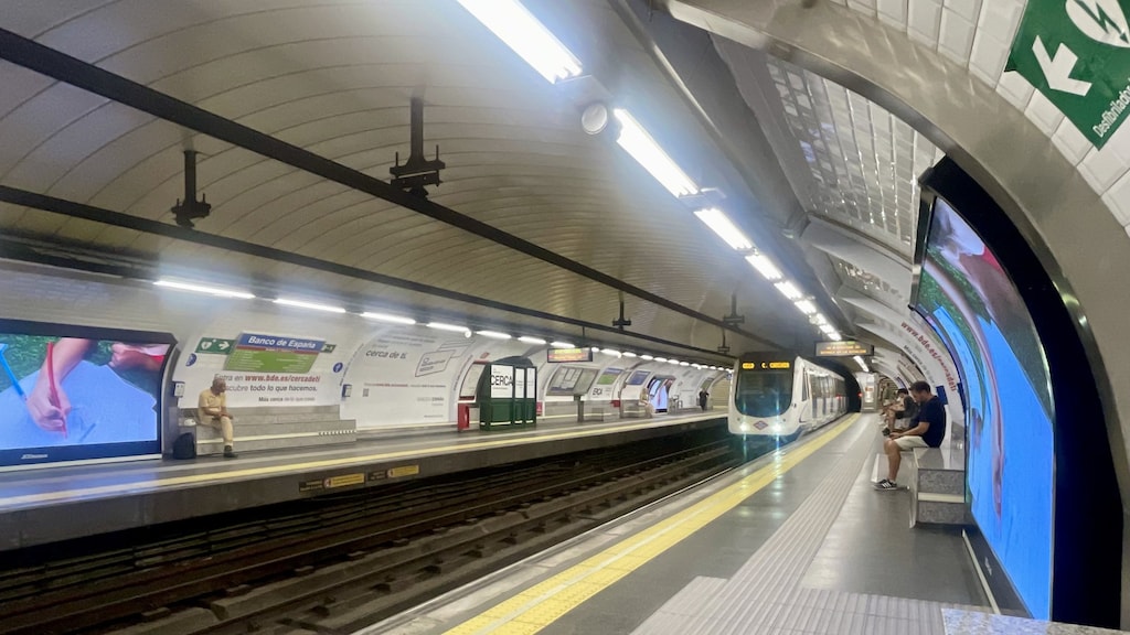 De metro komt aan, maar er is bijna niemand die mee wil.
