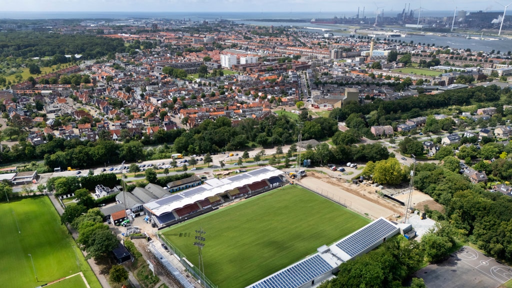 Het kunstgrasveld in Velsen-Zuid is verruild voor natuurgras.