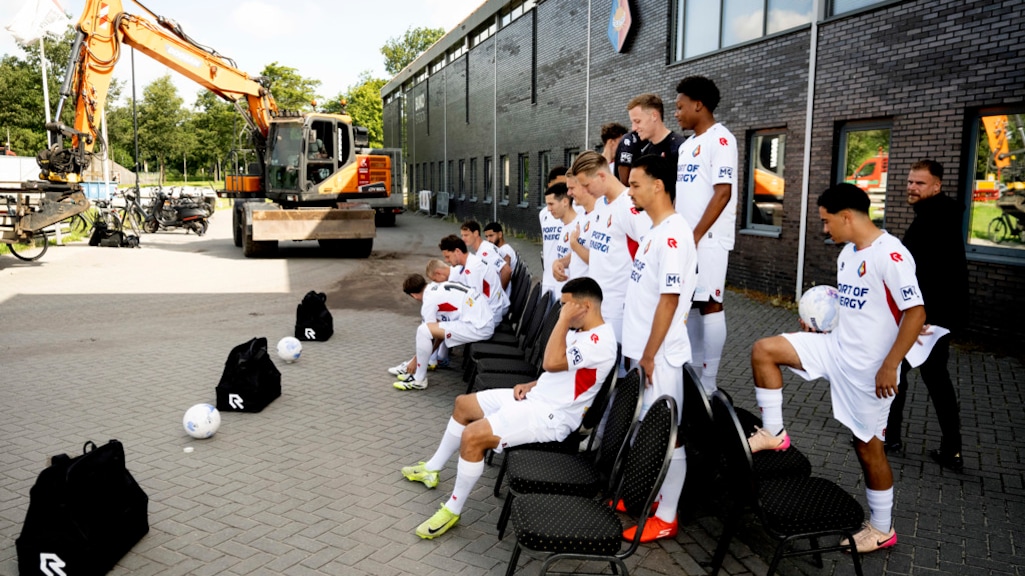 De selectie van Telstar gaat tussen de graafmachines op de foto.