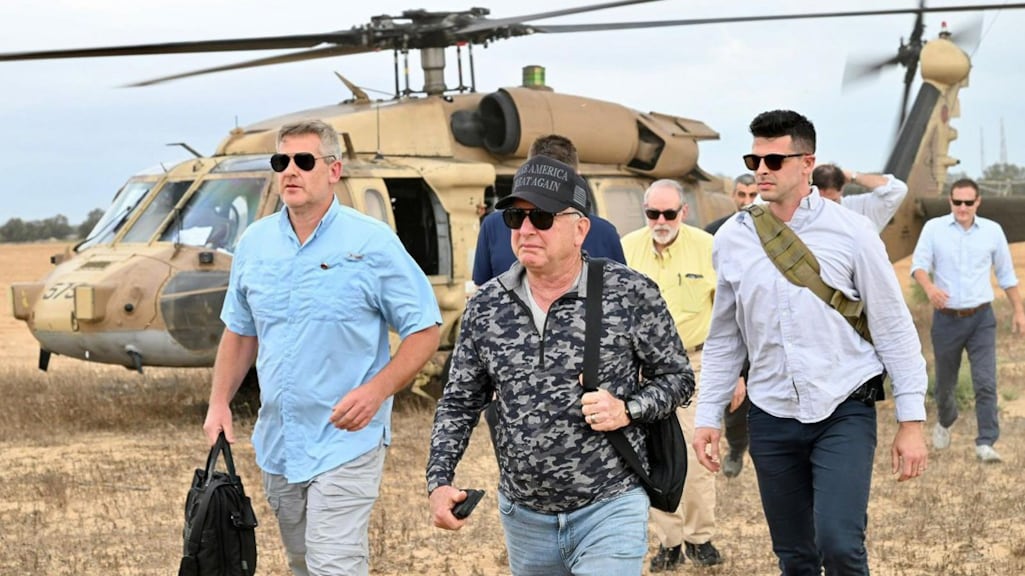 Witkoff (midden) bezocht Gaza naar eigen zeggen voor vijf uur, samen met onder anderen de Amerikaanse ambassadeur in Israël Mike Huckabee (in het geel gekleed).
