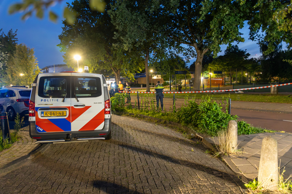 Onderzoek van de politie op de plek waar Rivaldo donderdag werd neergeschoten.