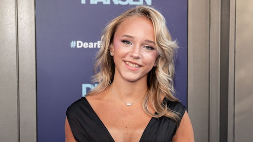 Emma Kok draagt voor het eerst bikini op het strand: 'Met mijn buikje bloot'