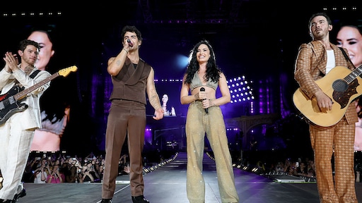 Demi Lovato en Jonas Brothers herenigd tijdens verrassingsoptreden