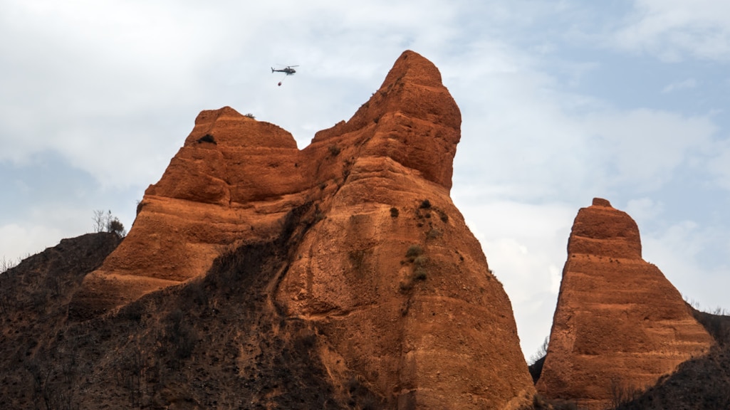 Een blushelikopter boven het unieke landschap van Las Médulas.