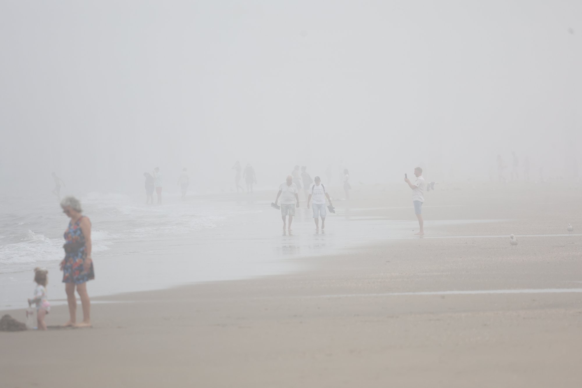 Koude verrassing voor strandgangers: zeevlam zorgt voor dichte mist 