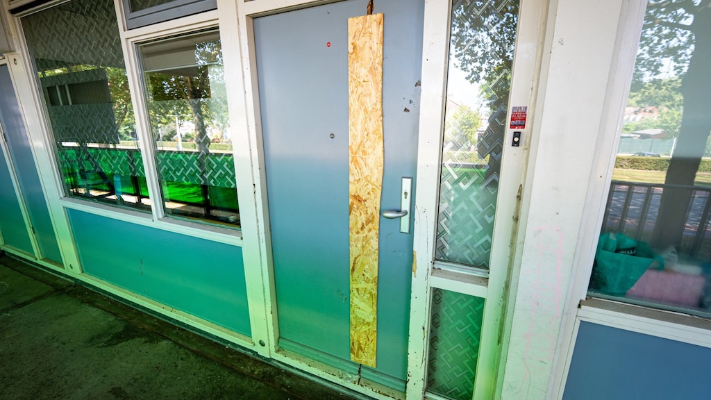 Man gewond door kettingzaag die arrestatieteam gebruikte om huis binnen te komen