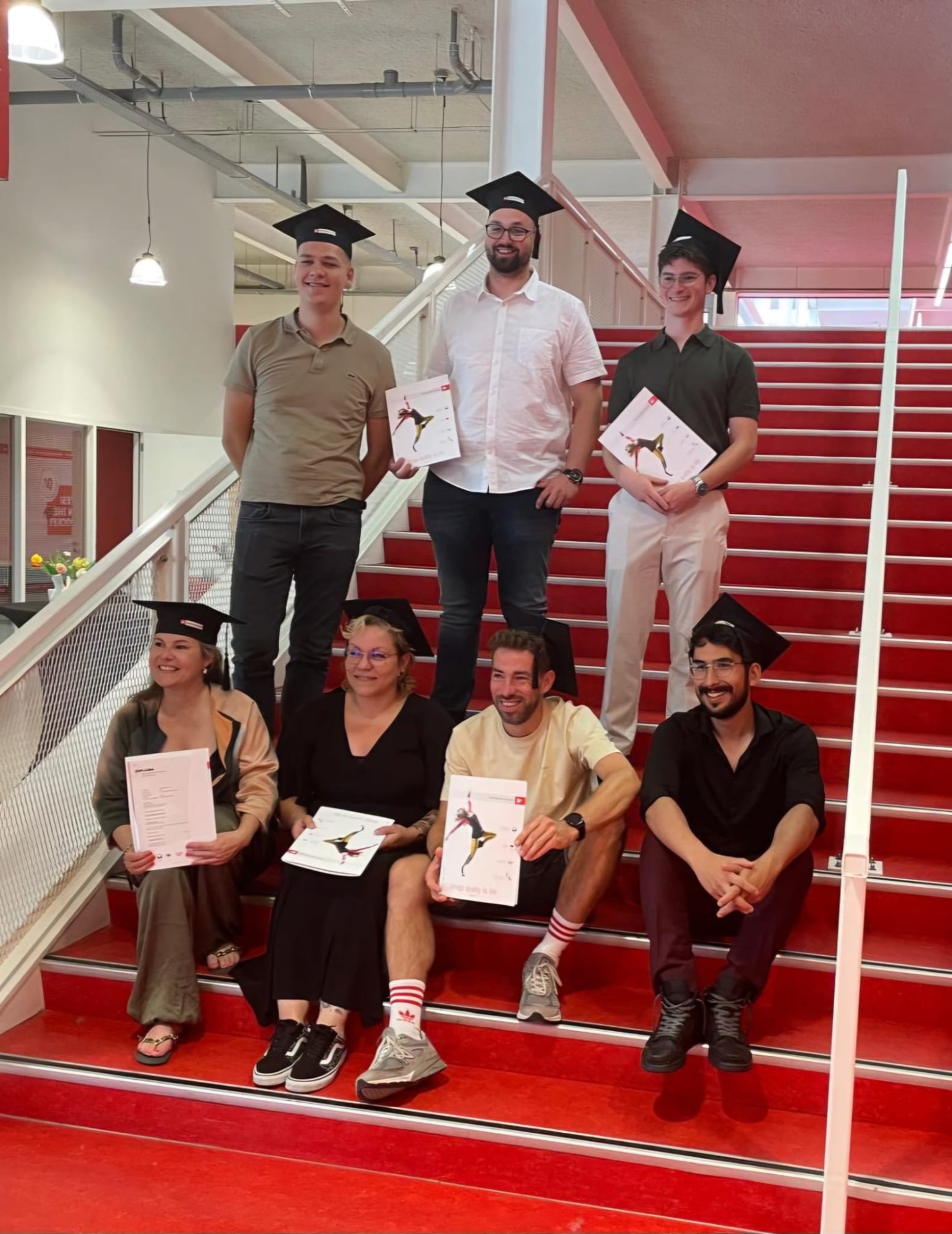 Robin met zijn collega-schoenmakers die in juli zijn afgestudeerd.