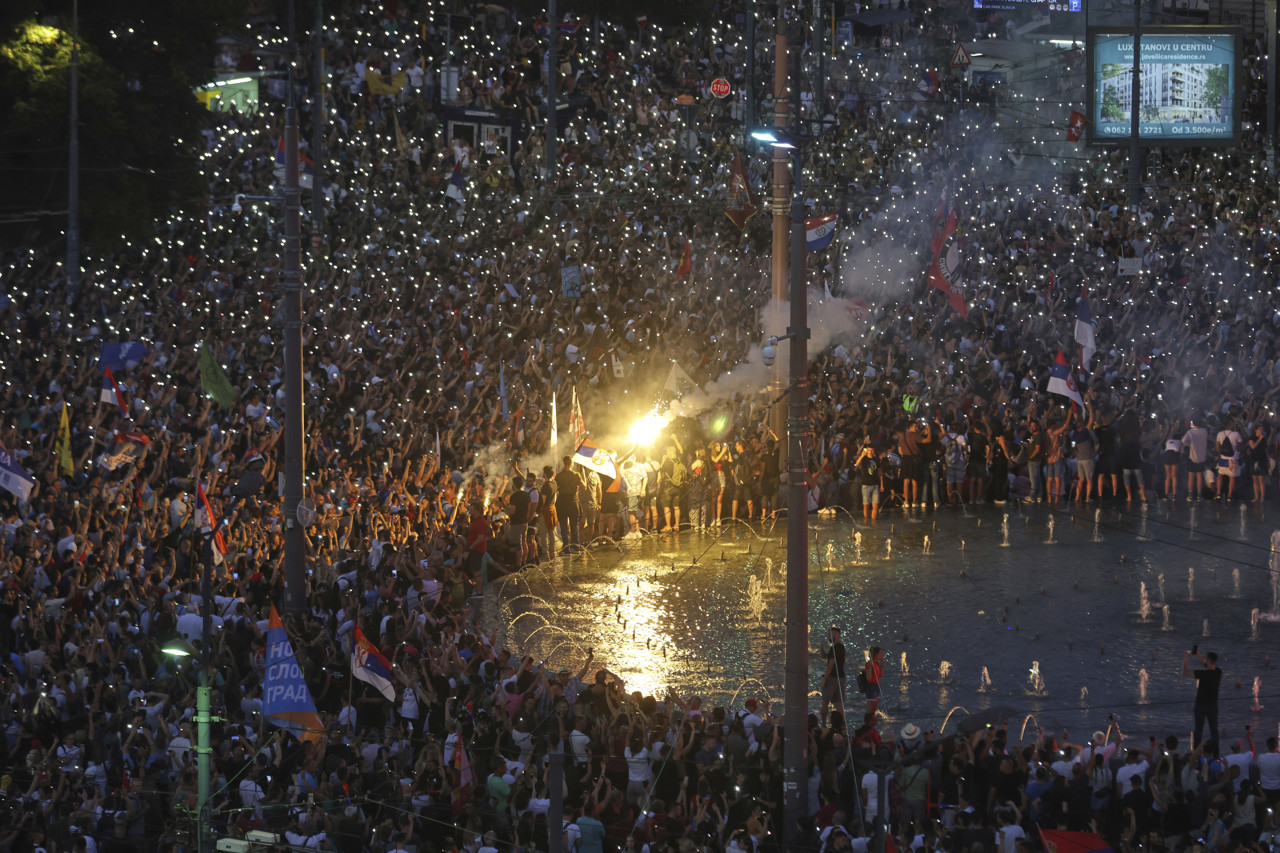 Tienduizenden demonstranten in Servië.