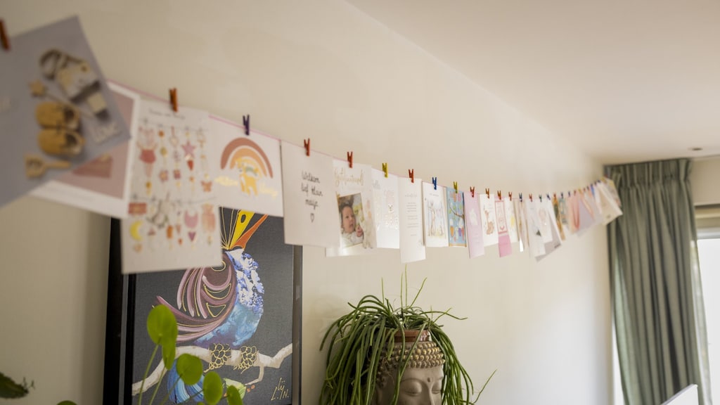 De felicitaties voor hun dochter hangen trots in het huis.
