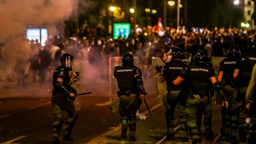 Opnieuw tientallen gewonden en arrestaties bij protesten in Servië