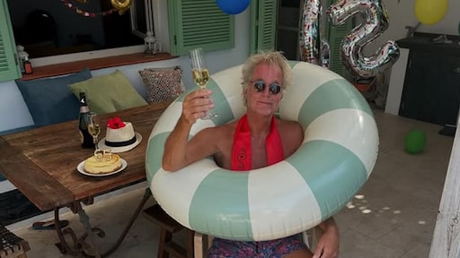 Jeroen Pauw viert 65e verjaardag met zomerse foto