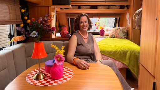 De kleurrijke caravan van Klaske: ‘Als thuis verandert, moet de caravan ook’