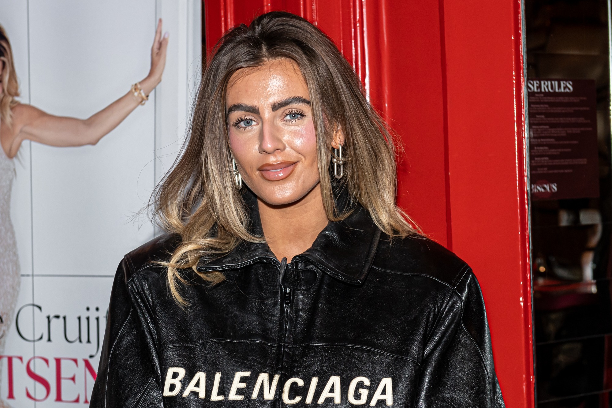 Julie Reinders in tranen bij verrassende babyshower