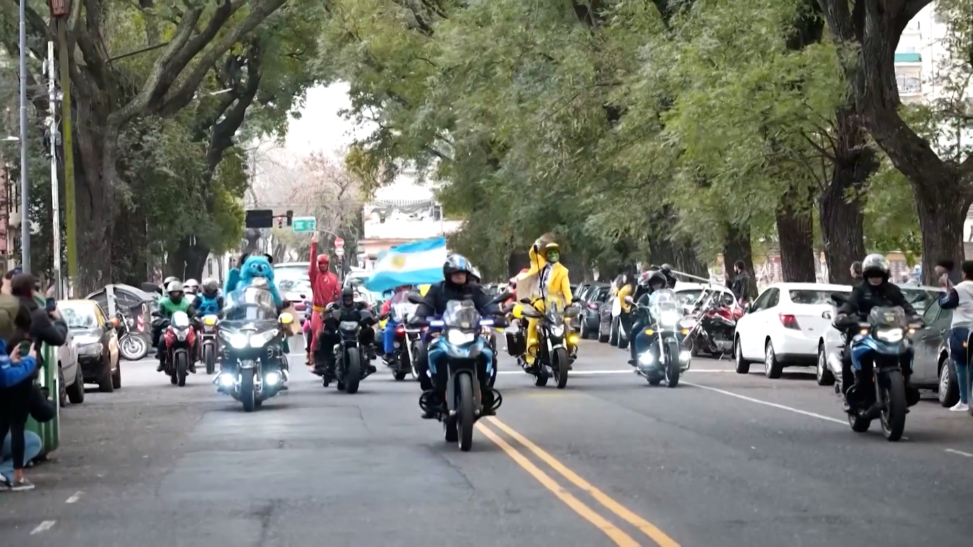 Duizenden verklede motorrijders delen in Argentinië snoep uit aan kinderen