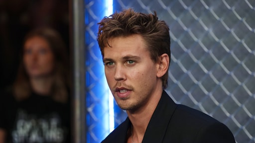 Austin Butler helpt op première opnieuw collega tegen een bij