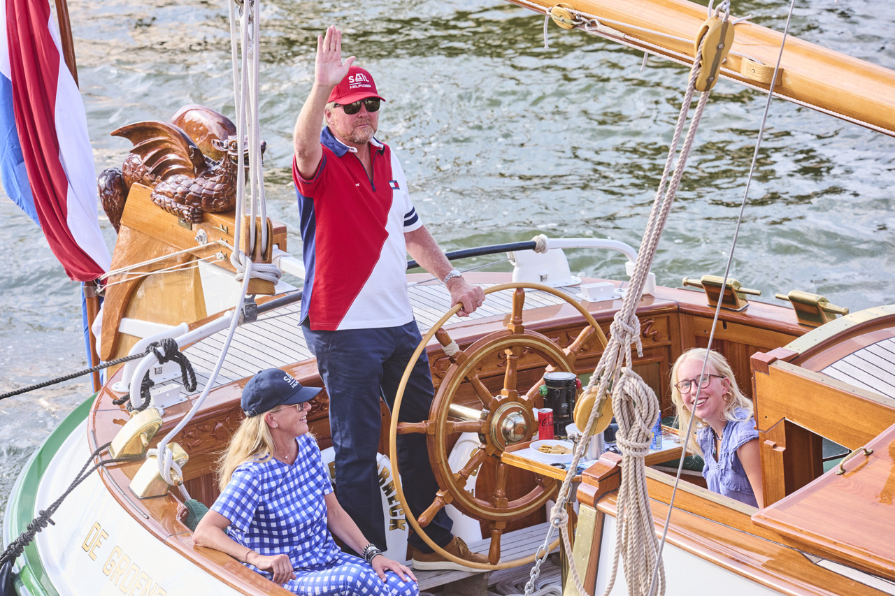 Koning Willem-Alexander vaart rondje op SAIL met de Groene Draeck
