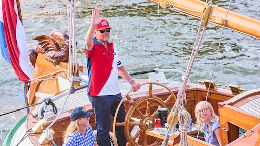 Koning Willem-Alexander vaart rondje op SAIL met de Groene Draeck