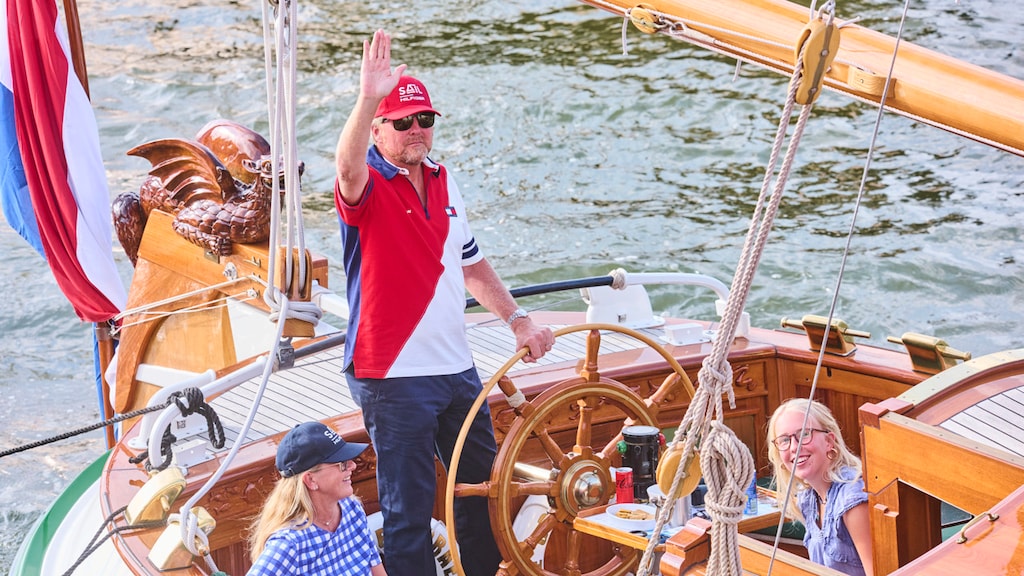 Koning Willem-Alexander vaart rondje op SAIL met de Groene Draeck