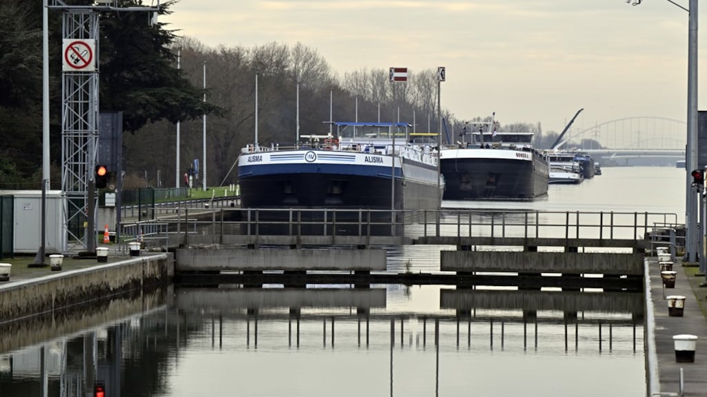 Het scheepvaartverkeer op het kanaal, dat Antwerpen met Luik verbindt, ligt voorlopig stil.