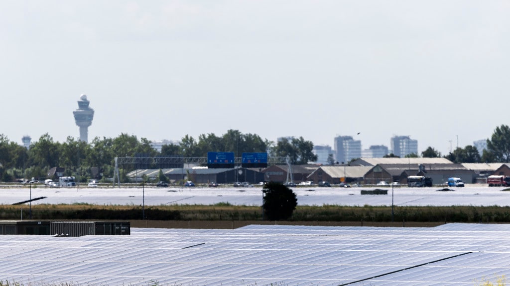 De schitteringen veroorzaken gevaarlijke situaties voor piloten bij het naderen en landen van de luchthaven Schiphol.