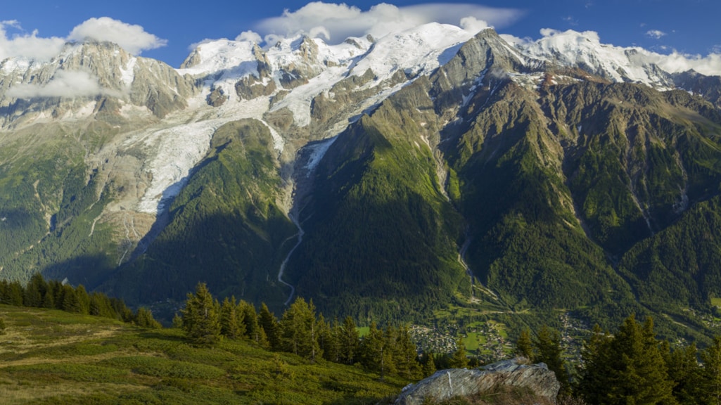 Rotsblok valt op auto bij Mont Blanc: jong stel op achterbank komt om