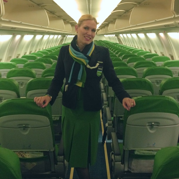 Nicolette als stewardess.