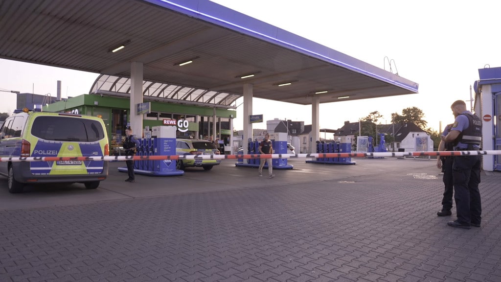 Politie bij het tankstation waar de agent werd doodgeschoten.