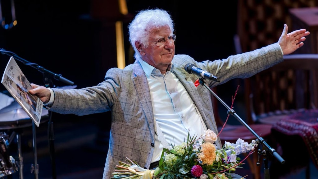 Gerard Cox tijdens het slotapplaus in het Oude Luxor Theater voor zijn 85e verjaardag