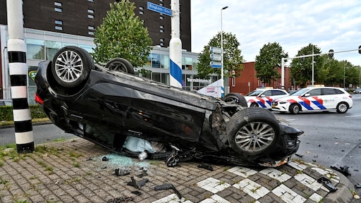 Politieauto slaat over de kop bij achtervolging door Tilburg