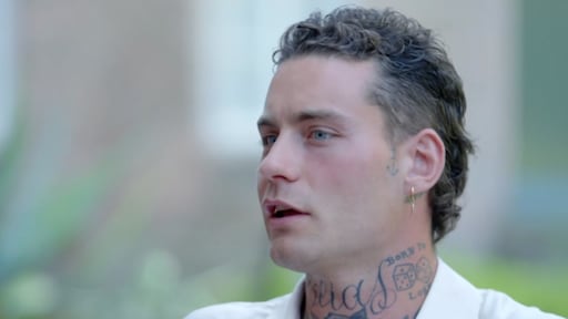 Douwe Bob worstelt met zijn ongeloof na overlijden zoon: 'Wat zou ik graag geloven dat ik dat jochie zie'