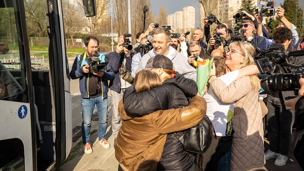 Het moment dat kinderen weer met hun families worden herenigd kan vaak emotioneel zijn.