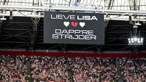 Spelers en toeschouwers Ajax-Heracles applaudisseren minuut lang voor Lisa (17)