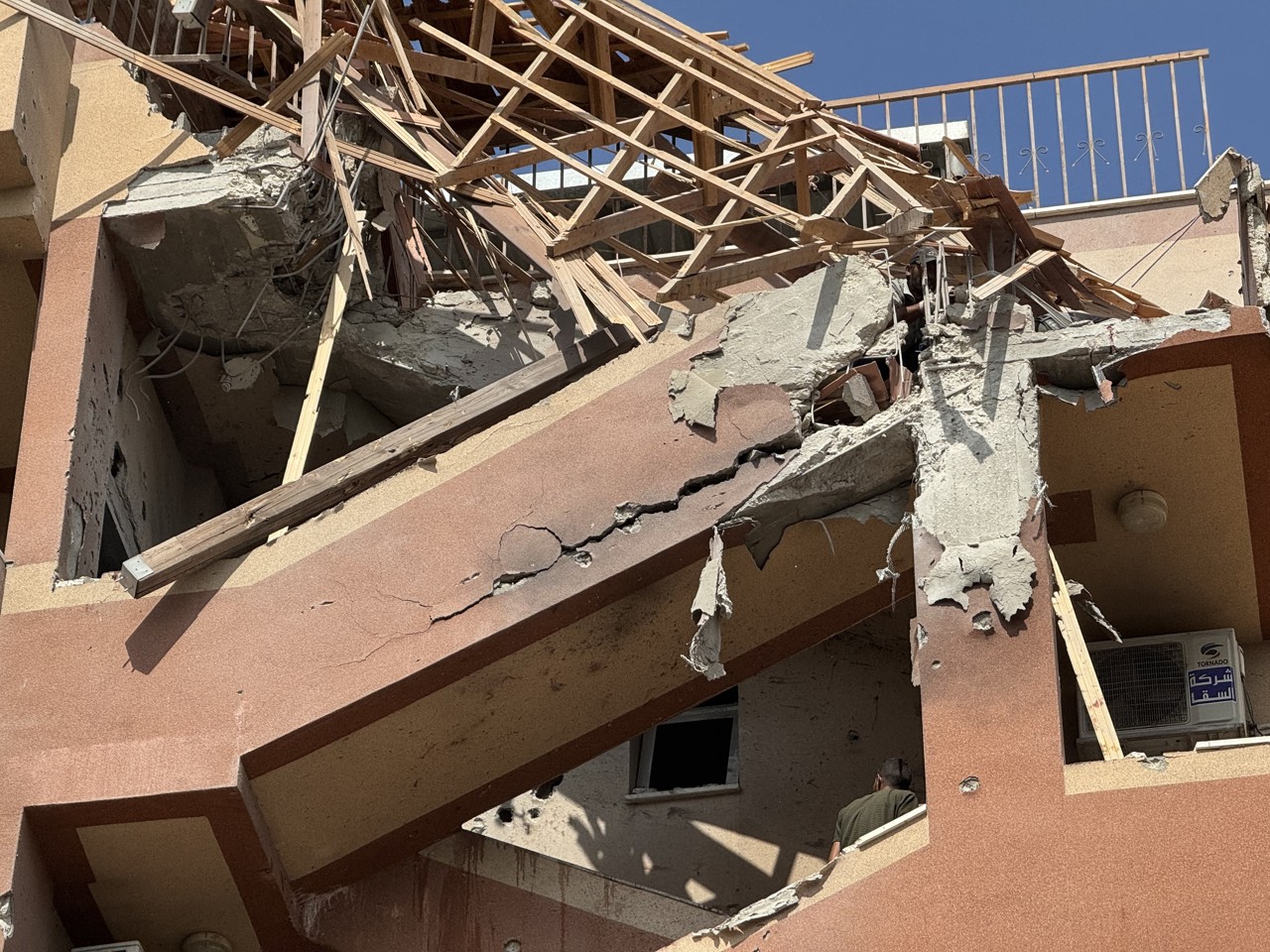 20 doden door luchtaanval op ziekenhuis Gaza, journalisten komen om