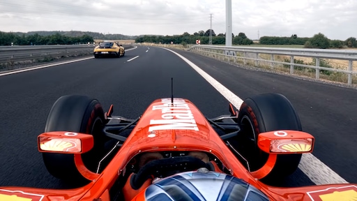 Formule 1-auto raast over snelweg in Tsjechië, politie heeft geen idee wie bestuurder is